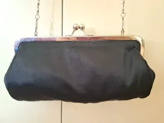 Pochette nera in raso con strass