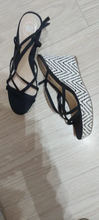 Sandalias de cuña con tiras negras y tacon origina