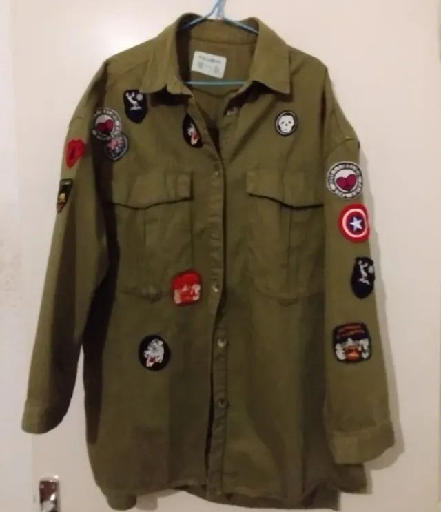Camisa ancha verde militar con parches