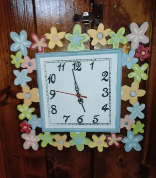 Orologio da parete decorato con fiori