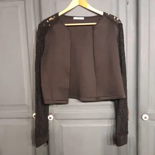 Torera negra con mangas de encaje