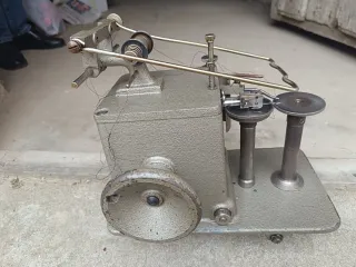 2 Máquinas antiguas alemanas para coser guantes.