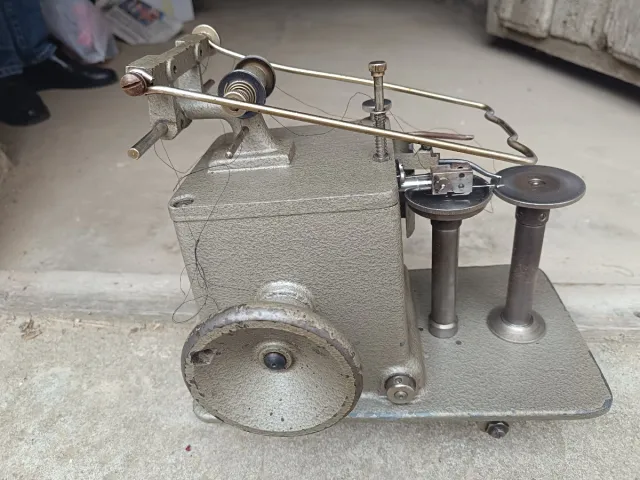 2 Máquinas antiguas alemanas para coser guantes.