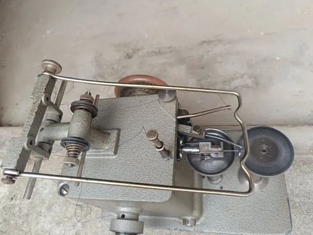 2 Máquinas antiguas alemanas para coser guantes.