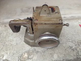 2 Máquinas antiguas alemanas para coser guantes.