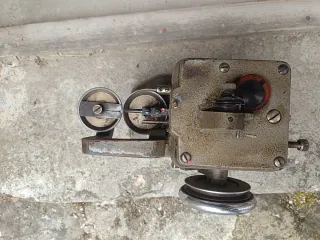 2 Máquinas antiguas alemanas para coser guantes.