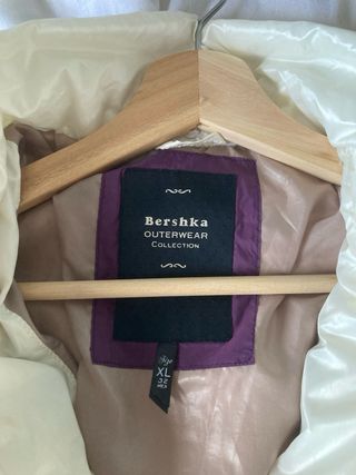 Cazadora acolchada Bershka blanca