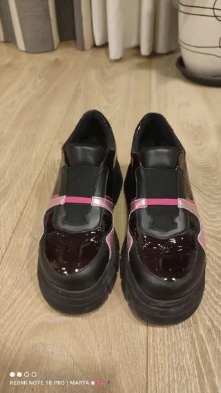 Zapatos de piel negros y rosas