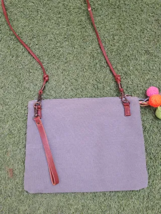 Bolso con pompones de colores