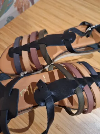 Sandalias de cuero multicolor hechas en España.