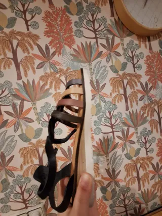 Sandalias de cuero multicolor hechas en España.