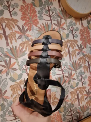 Sandalias de cuero multicolor hechas en España.