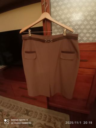 Falda beige con cinturón marrón