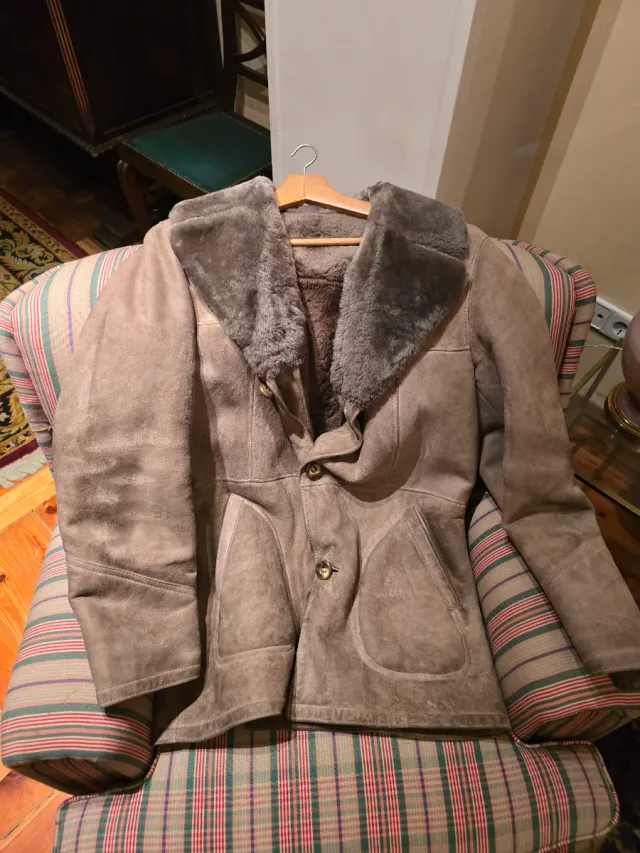 Abrigo tipo Rey León de piel y ante