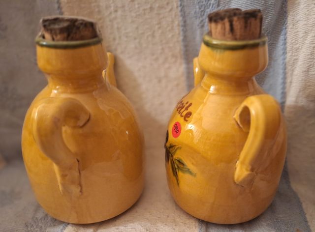 2 Aceiteras de barro con corcho