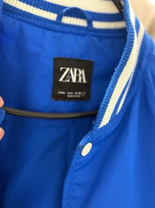 Chaqueta bomber azul con estampado