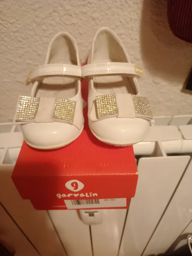 Zapatos niña blancos con lazo brillante