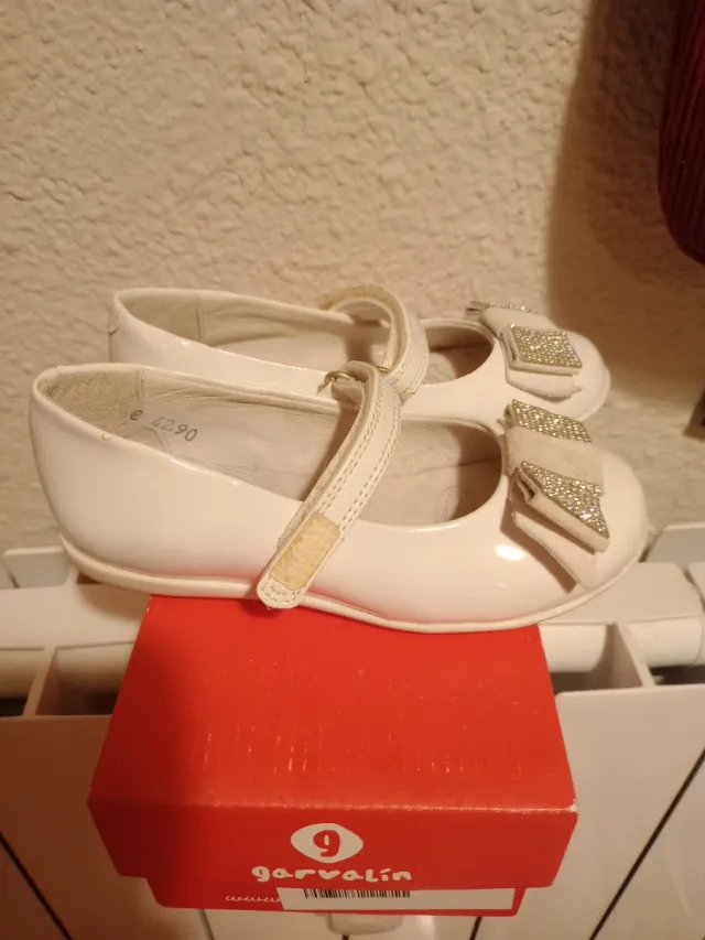Zapatos niña blancos con lazo brillante