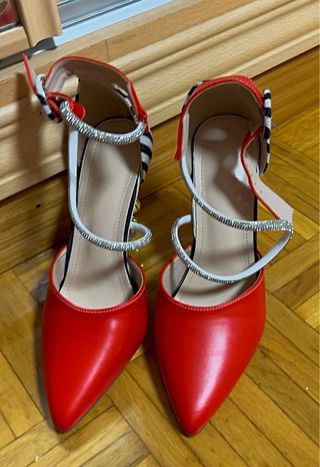 Zapatos de tacón rojos y negros talla 36