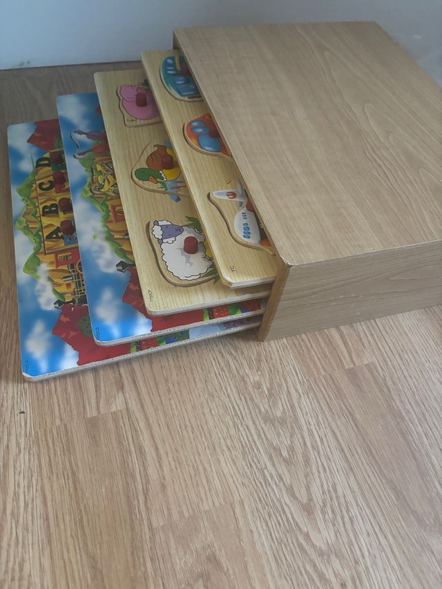 Caja de juegos educativos puzles de piezas.