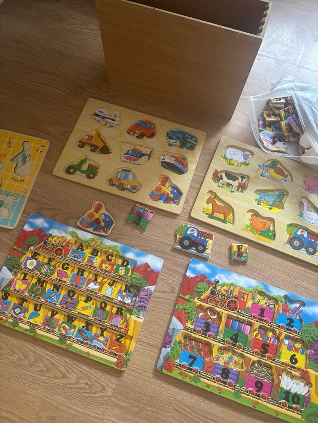 Caja de juegos educativos puzles de piezas.