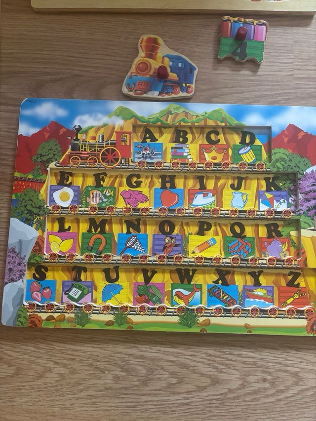 Caja de juegos educativos puzles de piezas.