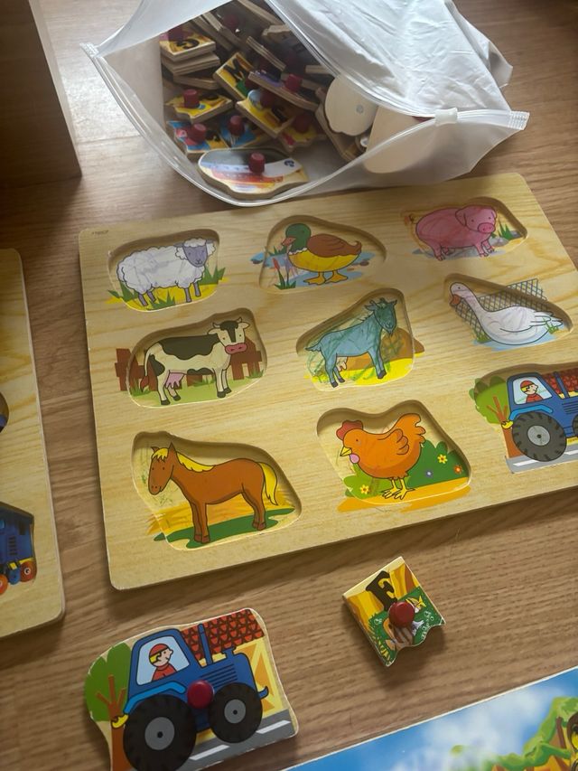 Caja de juegos educativos puzles de piezas.