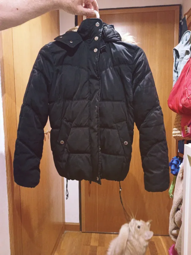 Giacca imbottita nera con cappuccio