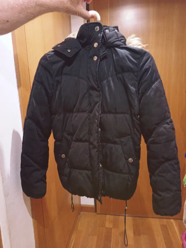 Giacca imbottita nera con cappuccio