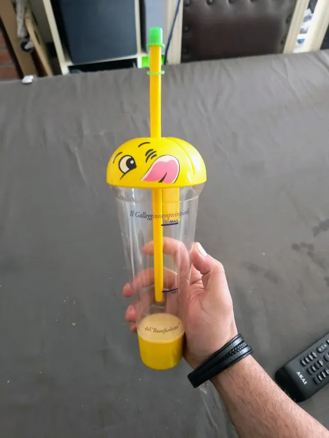 Gallegginosempreimpiedi bicchiere con cannuccia