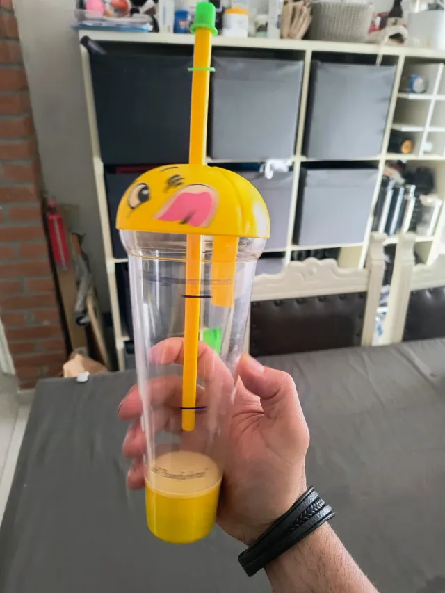 Gallegginosempreimpiedi bicchiere con cannuccia