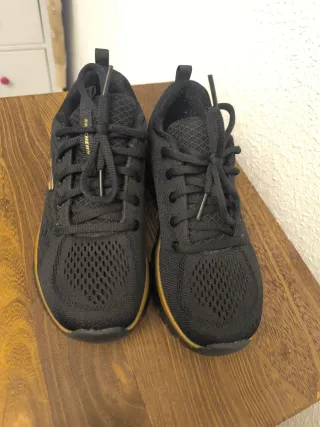 Zapatillas Skechers Negras y Doradas Talla 35.5