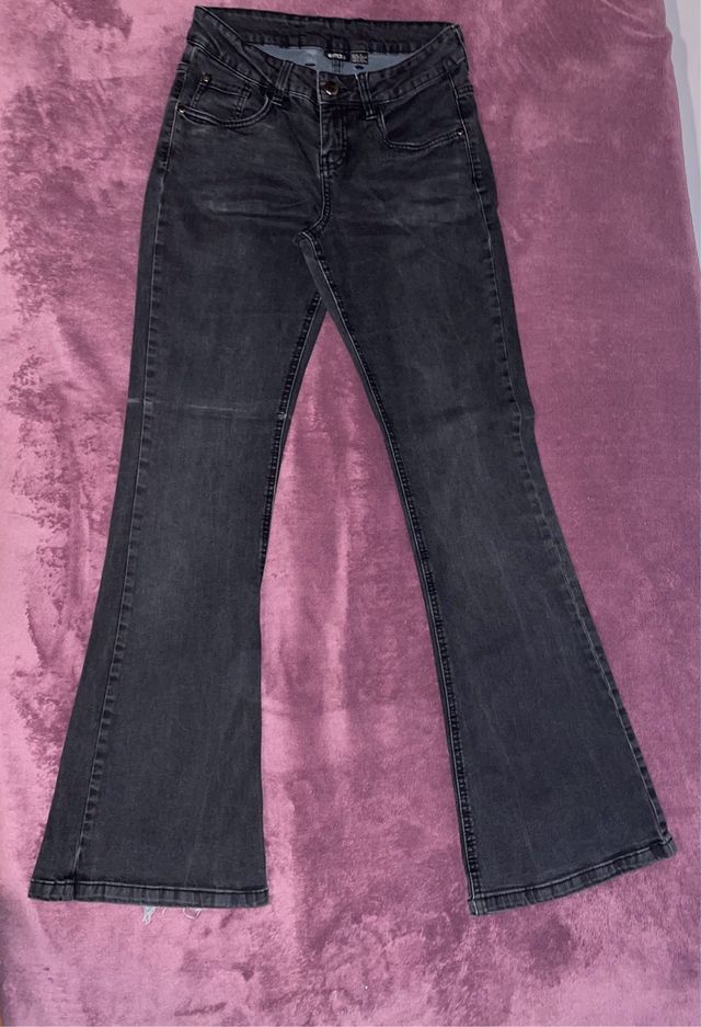 Pantalón vaquero negro campana