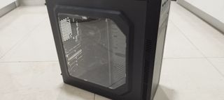 Torre de ordenador negra sin disco duro. 
