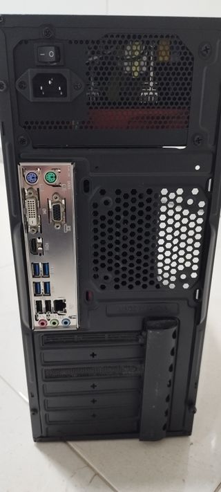 Torre de ordenador negra sin disco duro. 