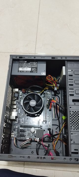 Torre de ordenador negra sin disco duro. 