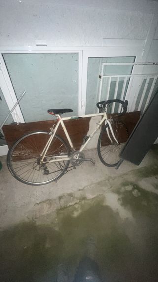 Bicicleta de carretera blanca