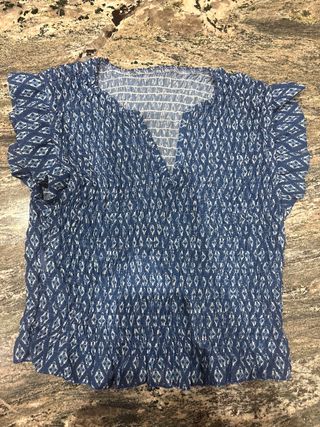 Blusa fruncida azul con estampado