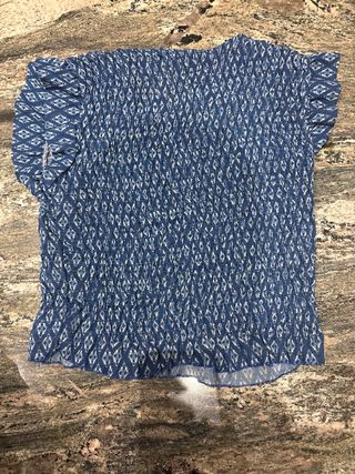 Blusa fruncida azul con estampado