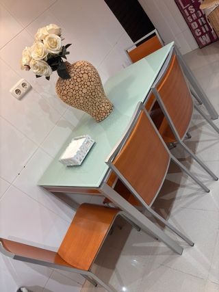 Mesa cristal extensible y 4 sillas