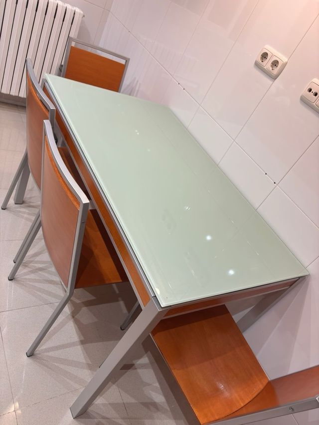 Mesa cristal extensible y 4 sillas