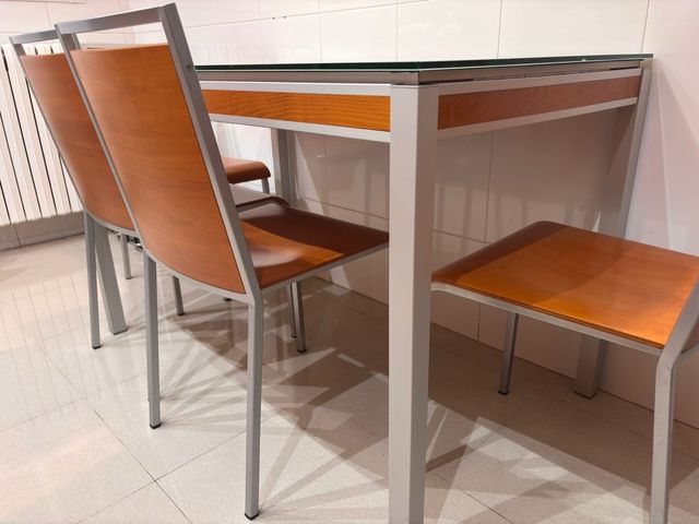 Mesa cristal extensible y 4 sillas