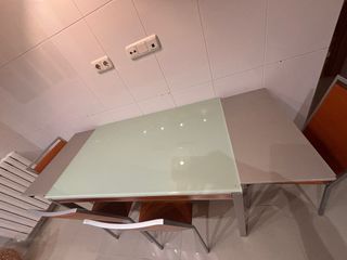 Mesa cristal extensible y 4 sillas