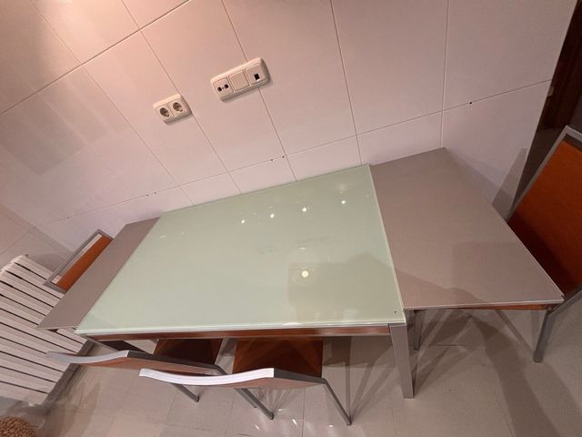Mesa cristal extensible y 4 sillas