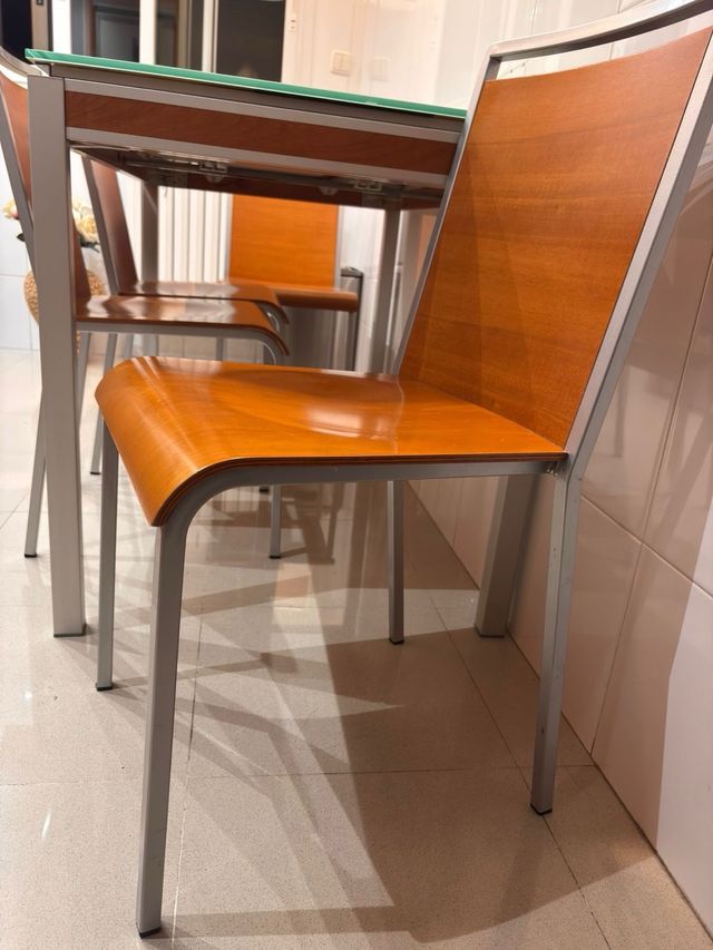 Mesa cristal extensible y 4 sillas