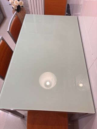 Mesa cristal extensible y 4 sillas
