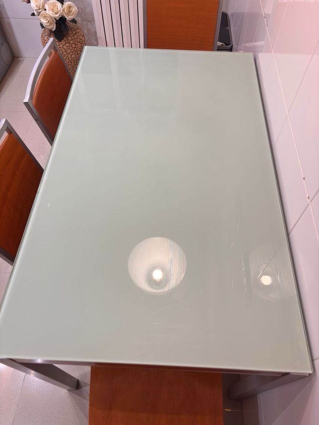 Mesa cristal extensible y 4 sillas