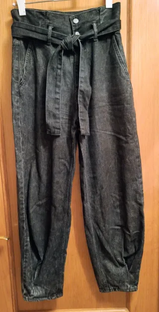 Pantalón vaquero gris con cinturón