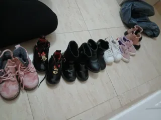 Se vende lotes de bebe de zapatos
Numero 19 al 23