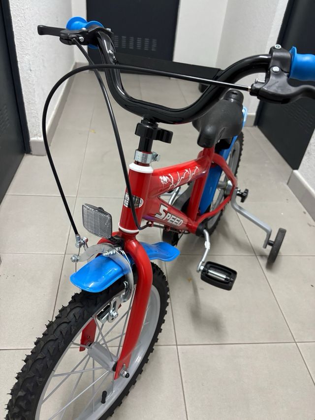 Bicicleta infantil roja